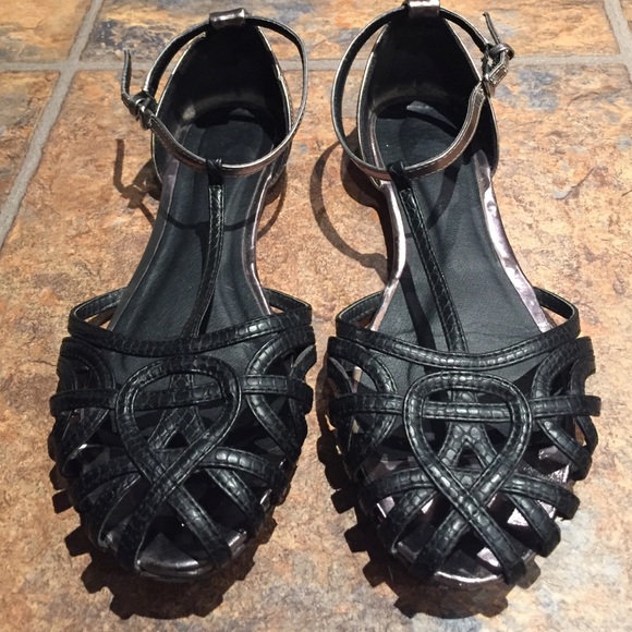 LAST CHANCE DONATING Cute strappy flat