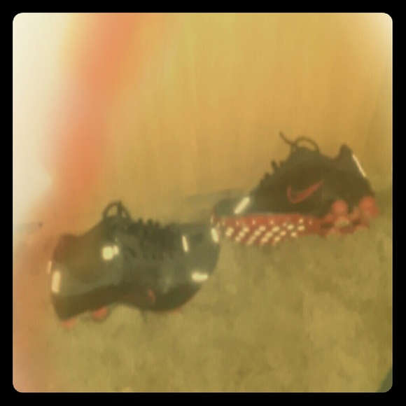 I am selling these black and red Nike Shox