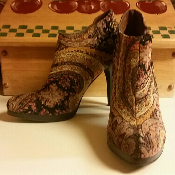 Paisley velvet high heels