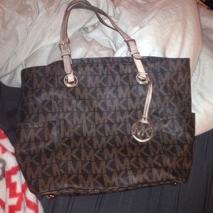 GOOD CONDITION MICHAEL KORS PURSE