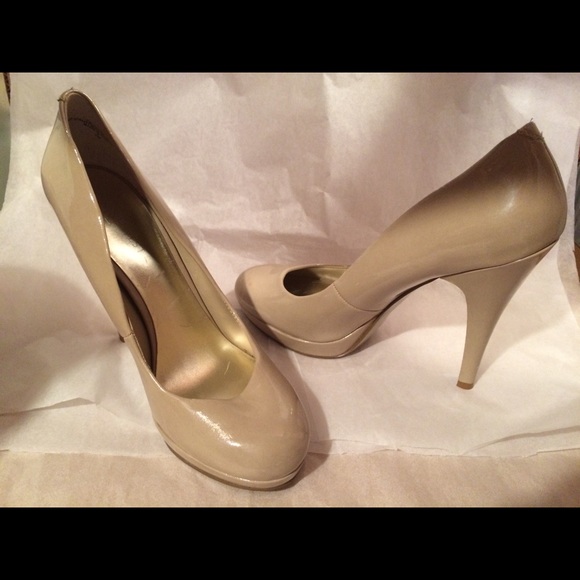 Nine West nude pumps