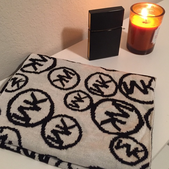 Michael Kors reversible logo scarf