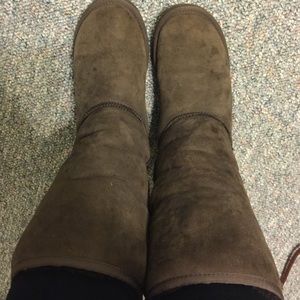 CHOCOLATE BROWN UGG BOOTS