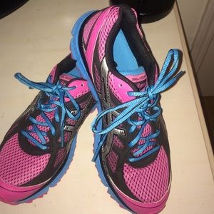 Running shoes/ tennis shoes