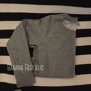 🔥Banana Republic Gray Seeatshirt🔥