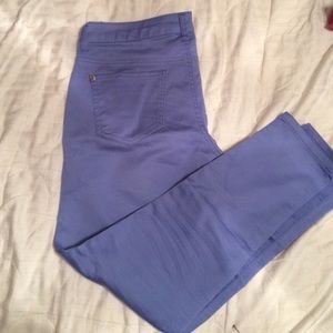 Light indigo pedal pushers.