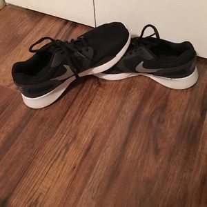 Women's Nike tennis shoes