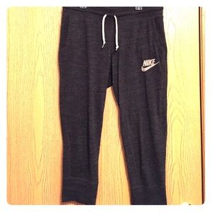 Nike cuffed capris!!