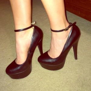 Black pumps