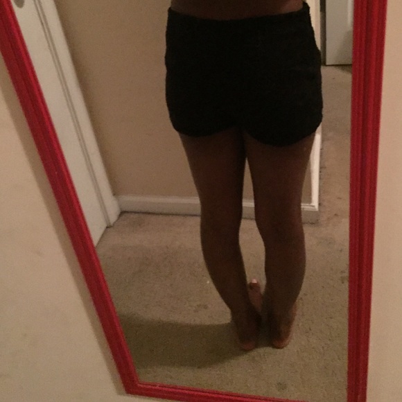 Black floral shorts - Picture 2 of 3