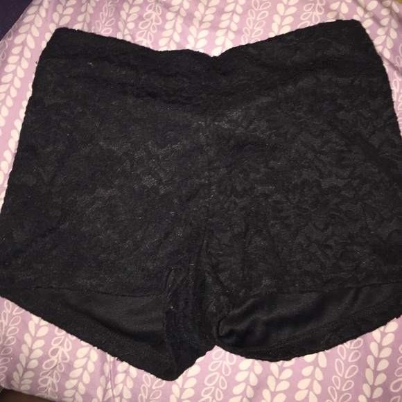 Black floral shorts - Picture 3 of 3