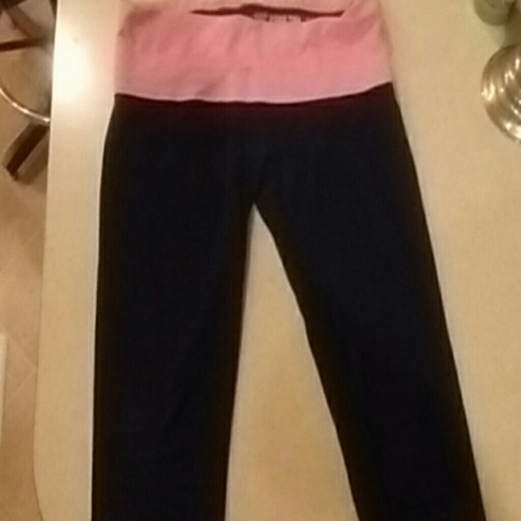 VS PINK YOGA CAPRI'S - Picture 3 of 4