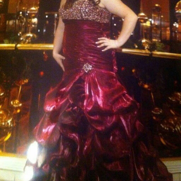 Formal dress - Picture 1 of 2