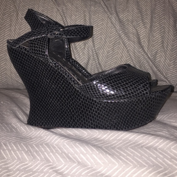 Alice and Olivia Jana wedges