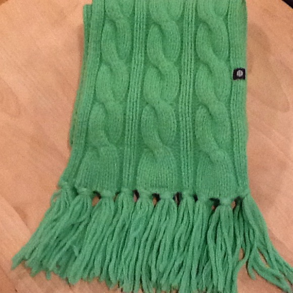 Green gap scarf