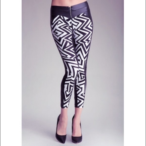 NWT Bebe black and white blocked leggings S