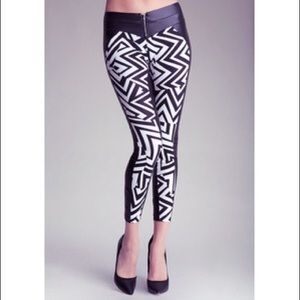 NWT Bebe black and white blocked leggings S