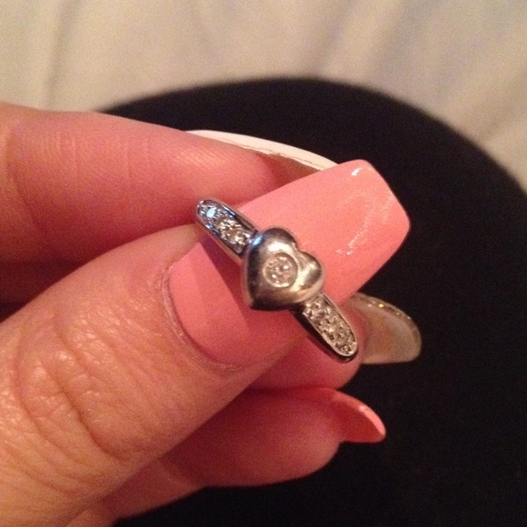 Antique white gold diamond heart ring