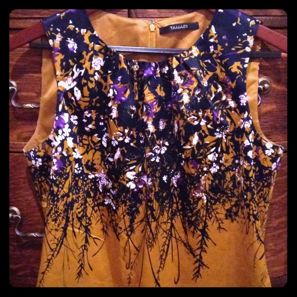 Tahari // beautiful floral sleeveless blouse