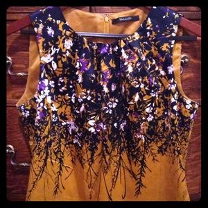 Tahari // beautiful floral sleeveless blouse
