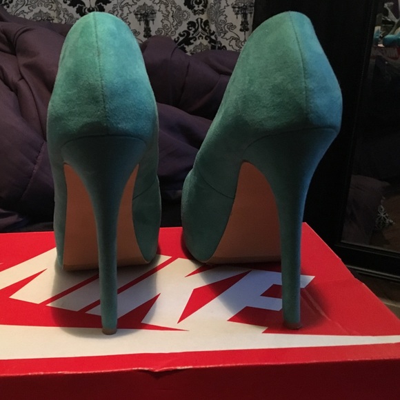 Heels - Picture 2 of 2