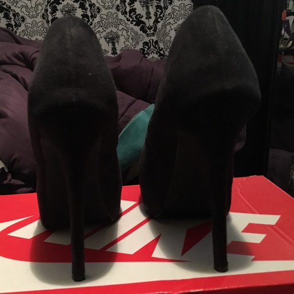 Black heels - Picture 2 of 2