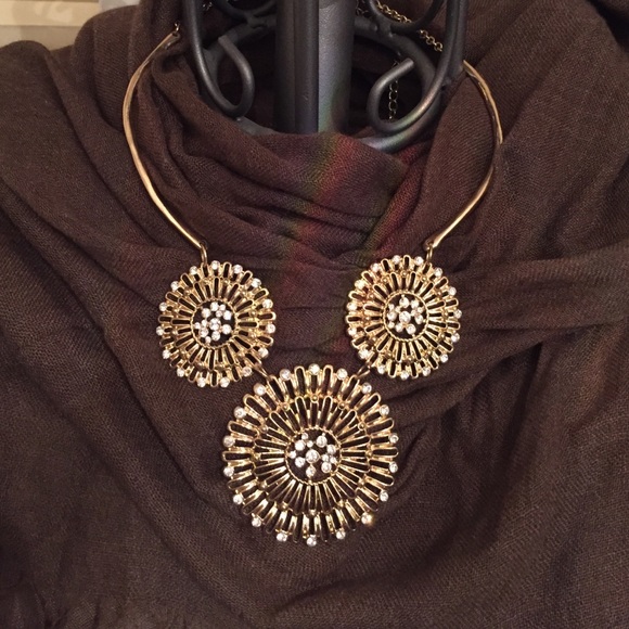 Gold three flower necklace