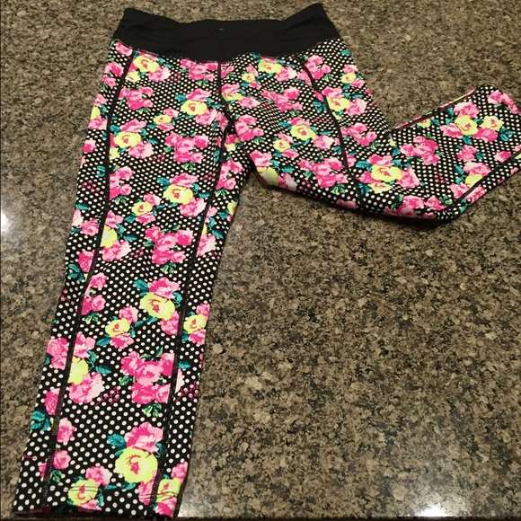 Betsy Johnson active Capri