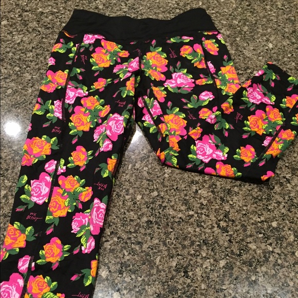 Betsy Johnson active Capri