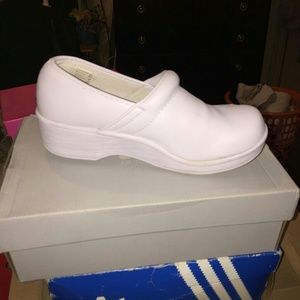 NURSE CLOGS WHITE SIZE 8