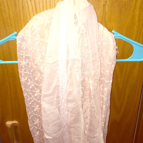 Light pink lace and flower pattern scarf.