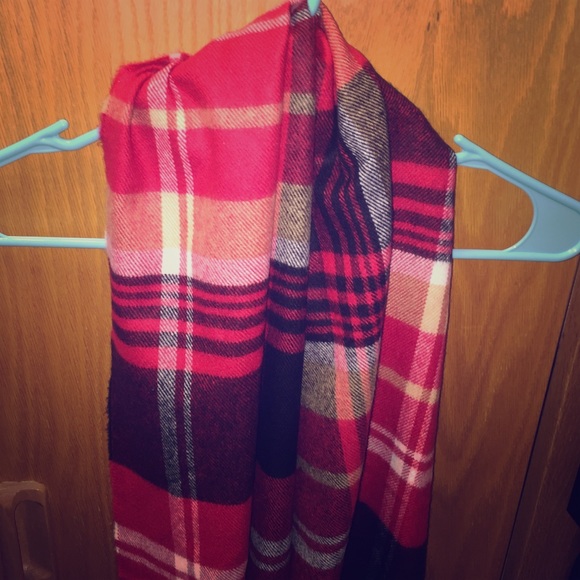 Never worn plaid scarf.
