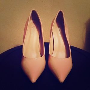 Nude Pumps w/Red Bottoms😍