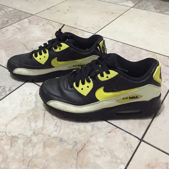 Nike Air Max size 5 kids fit women who are size 7