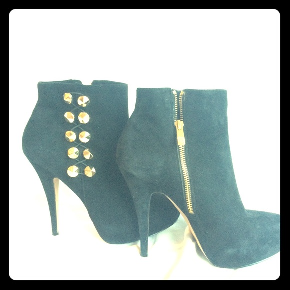 Vince Camuto size 8 Bootie black suede