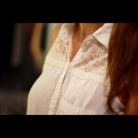 Soft sleeveless blouse with lace
