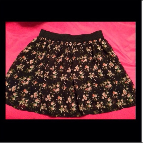 👀ISO👀 Rue 21 Floral Skirt Sz L/XL