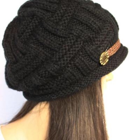 Accessories - Knitted hat in black