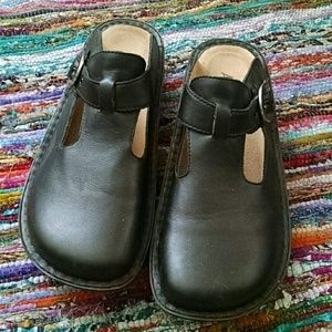 Alegria t-strap silp on clogs! Worn 2 times.