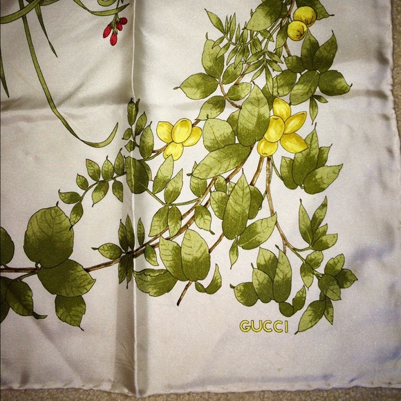 🎀 KEEPING - AUTHENTIC GUCCI SILK SCARF 🎀 - Picture 4 of 4