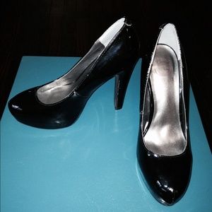 Guess black patent leather heels