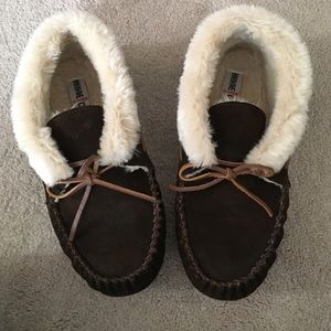 I'm selling a pair of Minnetonka slippers!
