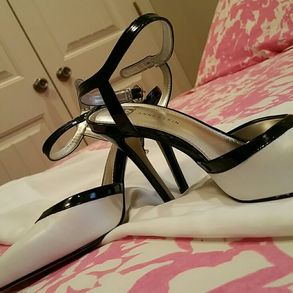 Anne Klein heel white w/ blk patent trim worn once