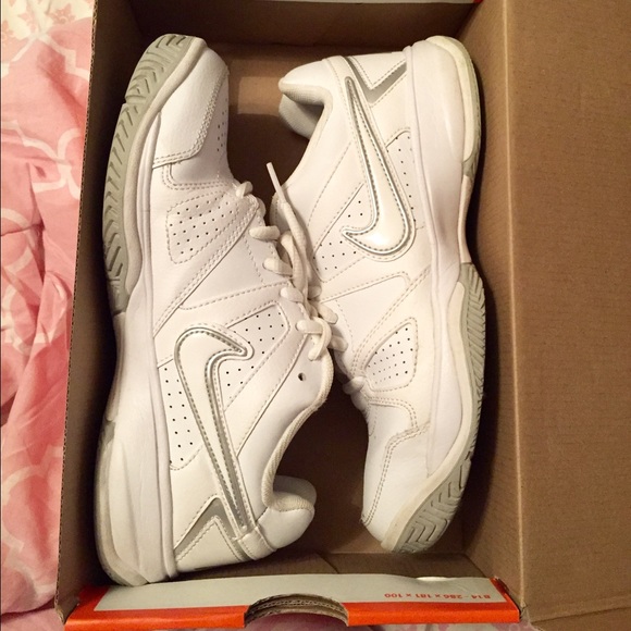 NIKE WOMAN'S CITY COURT VII