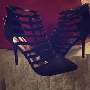 Cages black pumps *worn ONCE* - GREAT DEAL!
