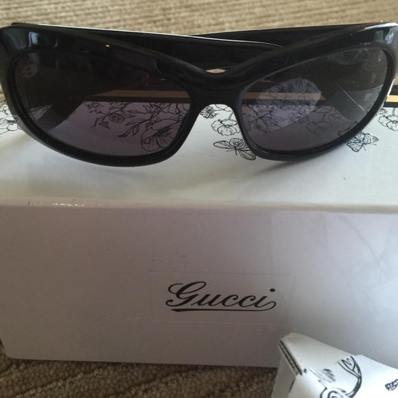 Gucci sunglasses black with white floral frame