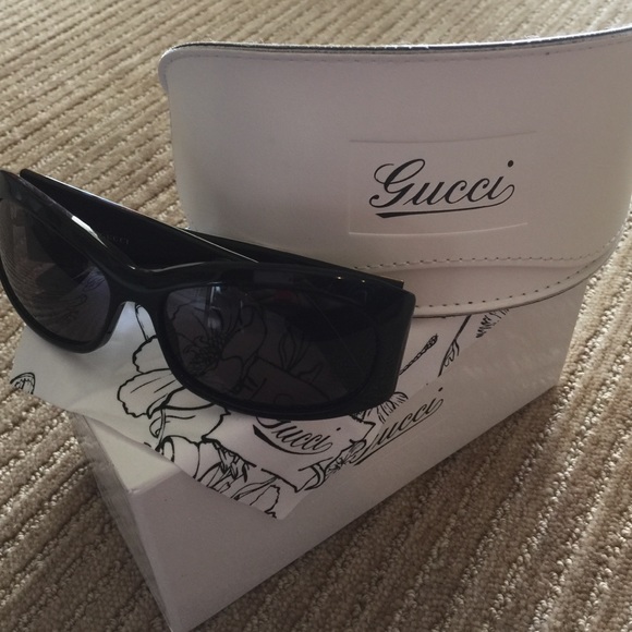 Gucci sunglasses black with white floral frame