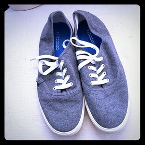 Grey tennis shoee