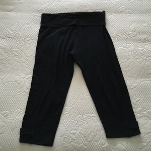 "Hard Tail" cropped leggings. Black.