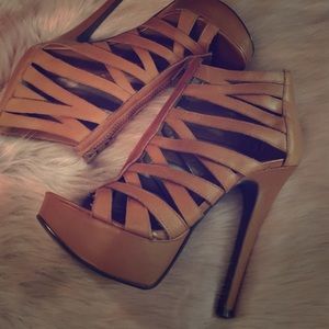 Cognac sandals caged, strappy look